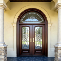 Porte d'entrée double cintrée de luxe avec dessus arrondi et inserts en verre sur mesure pour l'architecture de villas modernes haut de gamme