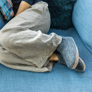 Pantofole in Feltro Unisex con Logo Personalizzato, 100% Lana di Qualità, Suola in Pelle, Modello Slip-on - Product Image 4