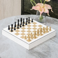 Décoration d'intérieur artistique et jeu stratégique, jeu d'échecs en métal de luxe avec échiquier en cuir
