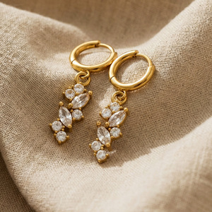 Pendientes Elegantes Personalizados a Prueba de Agua de Acero Inoxidable 316L con Circonita 5A, Pendientes Chapados en Oro de 18k, Pendientes de Moda para Mujer - Product Image 4