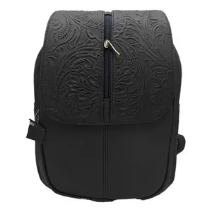 Mochila Fana Letizia Negra de Cuero Grabado, 5L, Unisex, Uso Diario, Estilo Minimalista, Cierre de Cremallera - Product Image 4