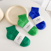 Chaussettes simples de style coréen pour femmes, printemps et été, couleur unie, vertes, polyvalentes et tendance, chaussettes en coton noir et blanc