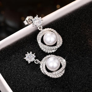 Orecchini Pendenti E2604 in Oro Bianco con Perla Coltivata, Design Geometrico per Matrimoni, Gioielli di Lusso per Donne - Product Image 5