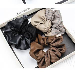 Nuevo diseño Duotone logotipo personalizado scrunchies para el cabello con cuero para niña de alto sentido banda para el cabello grande accesorios para el cabello de alta calidad - Product Image 2