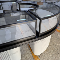 Ensemble de vitrines circulaires pour bijoux, comptoirs en verre incurvé, bordure noire, base blanche pour les intérieurs de bijouteries de luxe