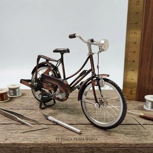 Modelo de Bicicleta Miniatura de Metal Vintage de Alta Calidad |   Miniatura Coleccionable Hecha a Mano de Hierro para Decoración del Hogar, Exhibición en Mesa y Regalo - Product Image 1