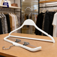 Cintres en plastique blanc à logo personnalisé, design minimaliste, robustes et peu encombrants pour magasin