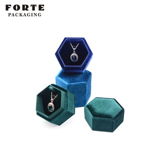 Boîte à bagues hexagonale en velours rose personnalisée FORTE avec logo, présentoir à bijoux en daim de luxe - Product Image 5