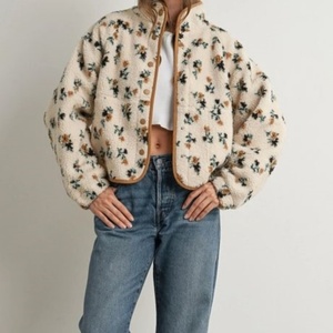 Veste polaire douillette personnalisée pour femme à manches longues, imprimé floral, avec boutons décoratifs et logo tissé sur le devant, idéale pour l'automne et l'hiver - Product Image 1
