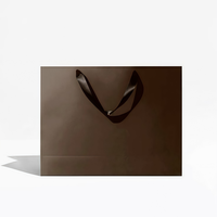 Sac shopping en papier brun mat personnalisé avec logo en relief, poignée en ruban satiné noir, emballage cadeau de luxe pour boutique