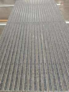 Современный влаговпитывающий придверный коврик из алюминия на заказ с полосатым узором и резиновой основой - Product Image 5