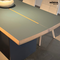 Table à manger NORYA en chêne massif, durable et écologique, avec plateau HPL vert vibrant et pieds en métal noir, élégante pour le salon