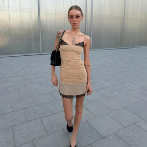 Robe mini crayon sexy sans bretelles en dentelle patchwork unie, taille naturelle, écologique, avec cordon de serrage latéral et fronces - Product Image 3