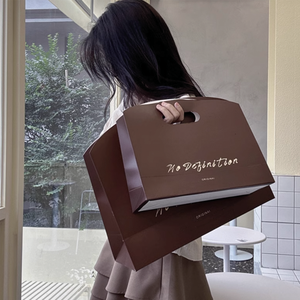 Bolsa de papel de regalo impresa de lujo Diseño troquelado personalizado Bolsas de papel de compras al por menor con su propio logotipo - Product Image 3