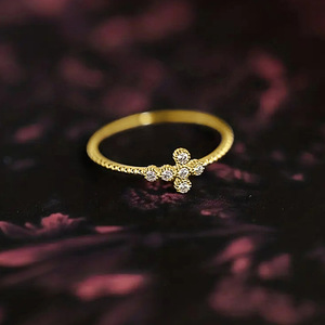 Delicato Anello con Zirconi per Donne, Gioiello Minimalista per Uso Quotidiano - Product Image 3