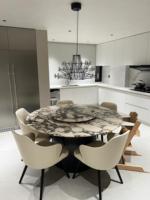 Table à manger en marbre Calacatta Viola veiné unique, poli, moderne et luxueux, en pierre naturelle PAIA, pour villa et hôtel