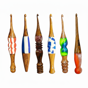 Cadeau ergonomique de fil de poignée de crochet de crochet de résine en bois faite à la main pour tricoter et crocheter - Product Image 1