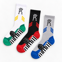 Chaussettes de sport personnalisées blanches et vertes, motif tricoté sur le thème du basketball, logo personnalisé, couleurs personnalisées et design signature unique