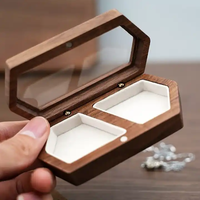Auf Lager: Maßgefertigte Luxus-LED-Schmuckverpackung aus Holz mit Goldprägung, Magnetverschluss und Gravur für Ohrringe und Ringe