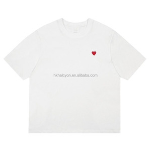 Camiseta minimalista francesa para hombre |   Pequeño Corazón Rojo Bordado |   Corte Holgado |   Multicolor para Ropa Urbana y Uso Diario - Product Image 5