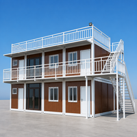 Maison conteneur préfabriquée modulaire à double étage, détachable, à assemblage rapide, aspect bois, avec terrasse sur le toit, directement de l'usine