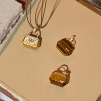 Collar de Plata S925 de Diseño Griego con Doble Cara, Baño de Oro 3D de Alta Gama, Engaste Completo con Piedras de Ojo de Tigre y Bambú