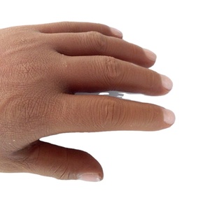 Prótesis de Mano Artificial con Cubierta de Silicona Personalizable y Cierre de Cremallera - Product Image 2