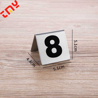 Panneau d'affichage de numéro de support de table en métal en acier inoxydable à impression triangulaire avec logo personnalisé