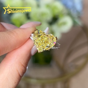 Anello di Fidanzamento con Diamante Sintetico Ovale Dorato per Donna, Certificato IGI, Elegante e Lussuoso - Product Image 6