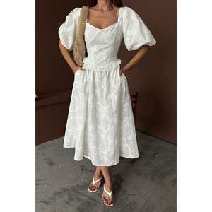 Robe élégante et formelle en dentelle brodée blanche, style vintage, avec manches bouffantes en crochet, taille empire, unie, tailles XS-XL, idéale pour l'automne. - Product Image 2