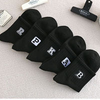 Chaussettes mi-mollet pour hommes, noires et blanches, style preppy universitaire, avec initiale, décontractées, respirantes en coton, pour étudiants, chaussettes de sport