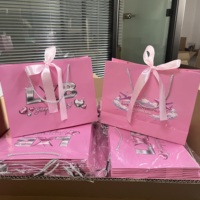 Kozmetik, Giyim ve Hediye Paketleme için Kabartmalı Logolu Özel Beyaz Premium Lüks Karton Kağıt Çanta
