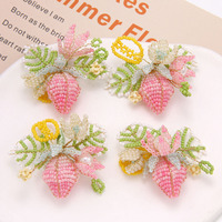 Fleur de fraise rose tissée à la main perlée coudre sur des patchs pour bricolage crochets d'oreille chapeaux sacs vêtements accessoires décoratifs