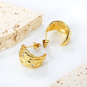 Boucles d'oreilles créoles épaisses texturées en acier inoxydable plaqué or 18 carats PVD, incrustées de zircon, étanches, élégantes et romantiques - Product Image 4