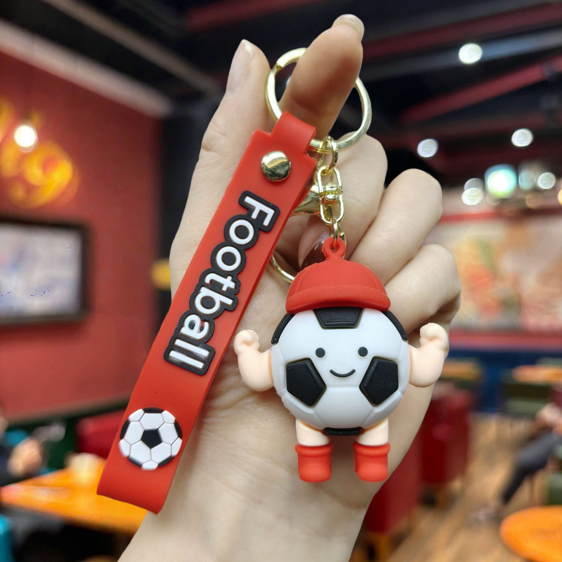 Fútbol con gorra roja.