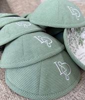Groothandel olijfgroene corduroy bruidskippah met aangepaste borduring, gepersonaliseerde binnenprint, Joodse yarmulke, Judaica schedelkap