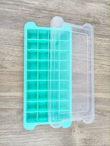 Stampo in silicone per cubetti di ghiaccio a 36 cavità con coperchio siliconi per uso alimentare con stampo per cubetti di ghiaccio riscaldati a freddo con coperchio rimovibile a prova di schizzi - Product Image 4