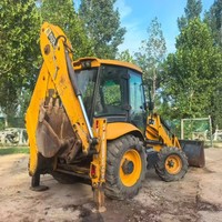 Chargeuse-pelleteuse JCB 3CX à direction intégrale, bras télescopique et attache rapide pour travaux de construction, agriculture et municipalité