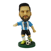 Statue d'artisanat en résine d'étoile de football personnalisée en gros Figurines de souvenirs d'athlètes pour la décoration de bureau à la maison promotionnelle