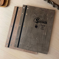 Porta Menús de Madera Retro de Alta Calidad con Cuero y Tornillos Metálicos, Caracteres Grabados, Tablero para Menús de Restaurante