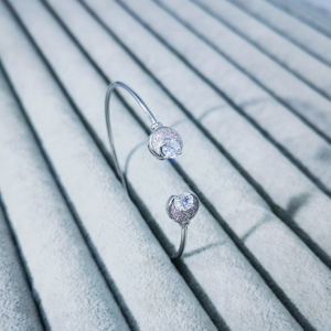 กำไลข้อมือเงินแท้ 925 ชุบแพลตตินัม ประดับเพทายสีชมพู รูปพระจันทร์ ดีไซน์ทันสมัยสำหรับผู้หญิง แบบกลวง ยืดหยุ่น รุ่น <span class=keywords><strong>BR075</strong></span> - Product Image 4