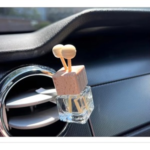 Diffuseur de parfum pour voiture à clipser sur grille d'aération, flacon en verre, aromathérapie, désodorisant automobile très vendu - Product Image 1