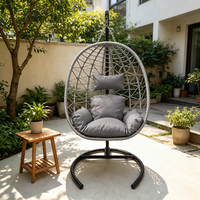 Balançoire suspendue moderne en rotin PE résistant aux UV, avec structure en acier robuste et coussin confortable, idéale pour l'extérieur, le jardin, le parc, l'hôtel