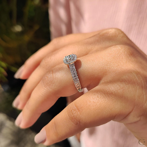 Impresionante Anillo de Diamante Cultivado en Laboratorio con un Brillo Atractivo para Mujeres que Aprecian la Joyería Atemporal de la India - Product Image 1