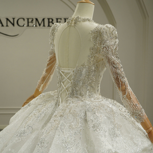 ชุดแต่งงานผู้หญิงคอสูงสีงาช้างประดับคริสตัล รุ่น GT26030 ดีไซน์ทันสมัย แต่งลูกไม้ลายดอกไม้พองฟู พร้อมชายกระโปรงยาวแบบชาเปล - Product Image 6