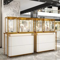 Vitrine à bijoux personnalisable haut de gamme avec éclairage LED - Finition or et blanc, luxe intemporel pour la conception de boutiques de bijoux