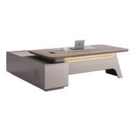 Bureau de direction en placage de bois avec prise multifonctionnelle intégrée et armoire latérale en forme de L pour espace de travail de PDG