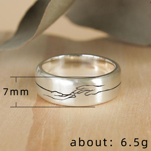 Anello con Mani Intrecciate, Gioiello Minimalista alla Moda, Regolabile, Unisex, Romantico per Uso Quotidiano - Product Image 5