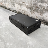KKMZTABLE XS-ZTABLE Table pliante portable de style Z pour DJ, avec poignées et roulettes, orange, rouge, bleu sur noir