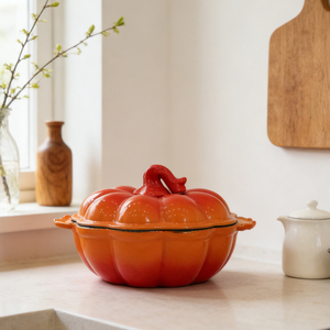 Four à pain en fonte émaillée en forme de citrouille orange avec couvercle - Product Image 2